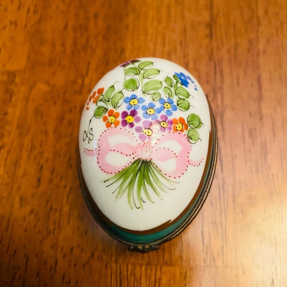 VINTAGE LIMOGES BOX ~ Egg 🥚 with pink bow 🎀 and flowers 🌺